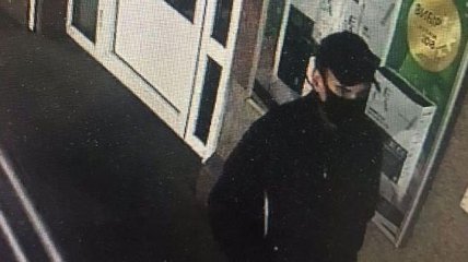 Вооруженный мужчина ограбил аптеку и кредит-кафе в Харькове: видео преступления попало в сеть