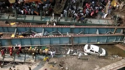 В Индии обрушилась эстакада: более 150 человек под завалами