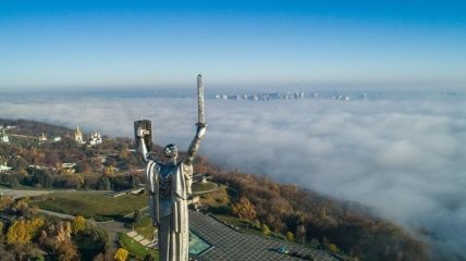Впечатляющий вид на Киев, окутанный туманом (Видео)