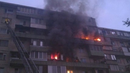 Появились фото и видео масштабного пожара в жилой многоэтажке в Киеве