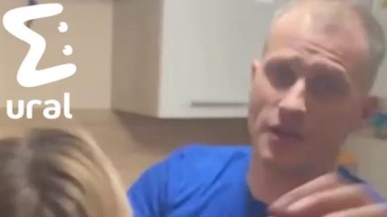 В России неадекват влез в чужую квартиру и избил двух девушек: одну из них теперь "травят" в сети (видео)