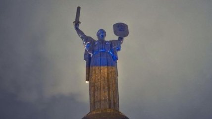 Монумент Родина-Мать "наденет" на себя флаг Украины 