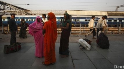 Индия: поезд сбил насмерть 20 человек  