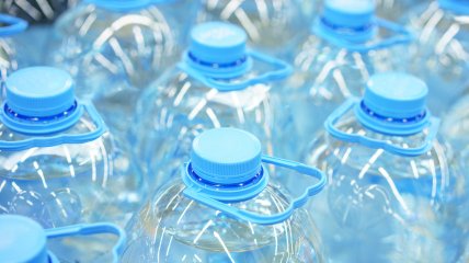 Не выбрасывайте пластиковые бутылки – они понадобятся на огороде