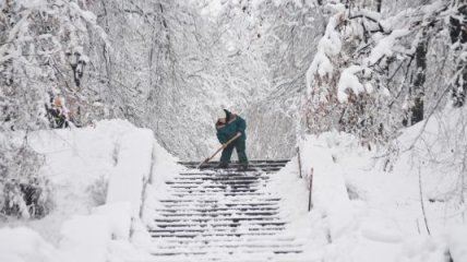 Попов: Снег в Киеве убирают в долг 