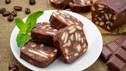 Шоколадна ковбаска з горіхами — чудовий десерт