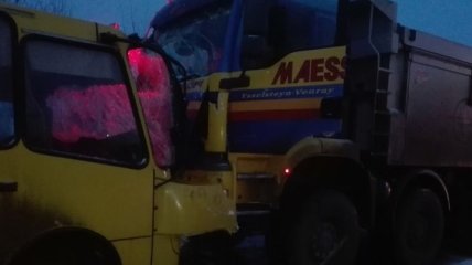 В Киевской области грузовик врезался в автобус, есть пострадавшие