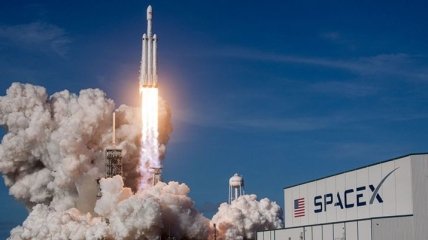 Space X запустила ракетоноситель Falcon 9 с космическим кораблем Dragon