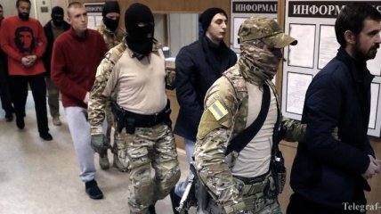 Военнопленным украинским морякам в РФ продлили арест