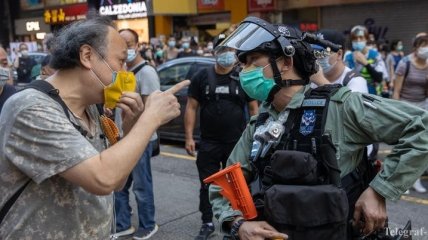 "Молчаливый" протест: в Гонконге протестующие опять подрались с силовиками 