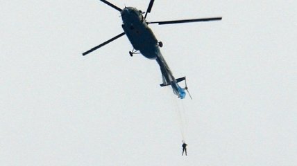 Парашютист зацепился за вертолет при падении, но выжил: ЧП в России попало на фото и видео