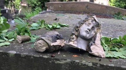 Ураган во Львове: на Лычаковском кладбище повреждены 70 памятников
