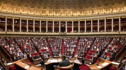 Национальная Ассамблея Франции вынесла вотум доверия правительству