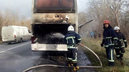 Автобус з пасажирами загорівся на ходу: є постраждалі (Відео)