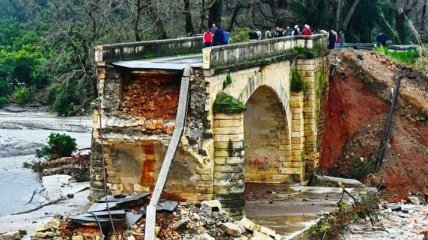 В Греции в прямом эфире рухнул столетний мост (Видео)