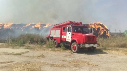 К тушению лесного пожара на Харьковщине привлекли вертолет ГСЧС