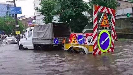 Авто "поплыли", на дорогах пробки: Киев подтопило, к вечеру дождь усилится