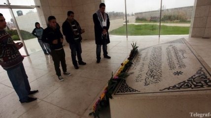 Начались работы по вскрытию мавзолея Арафата