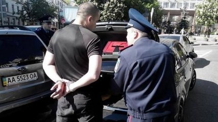 На Площади Славы в Киеве задержали автомобиль с оружием  