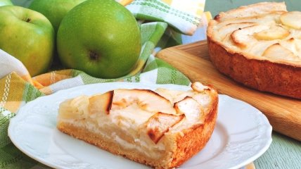 Яблочный пирог со сметанной заливкой — один из лучших рецептов осенней выпечки