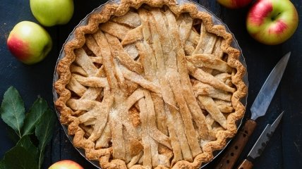 Тертий яблучний пиріг стане окрасю вашого столу  (зображення створено за допомогою ШІ)
