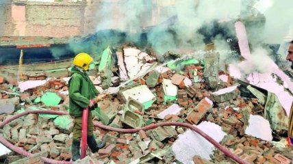 В Индии трое пожарных стали жертвами обрушения горевшего здания