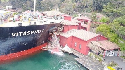 В Босфоре танкер врезался в здание