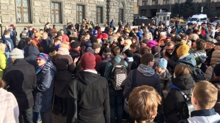 В Москве у здания ФСБ полиция задержала участников акции протеста 