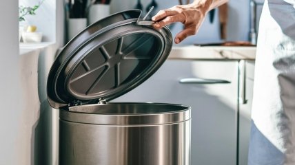 Есть действенные методы, которые помогут убрать неприятный запах из ведра (изображение создано с помощью ИИ)