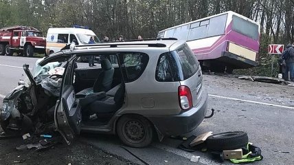 На Львовщине авто столкнулось с автобусом: есть пострадавшие 