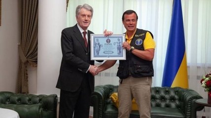 Ющенко побил мировой рекорд благодаря своей коллекции украинских рушников