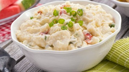 Картофель по-деревенски с чесноком и солеными огурцами