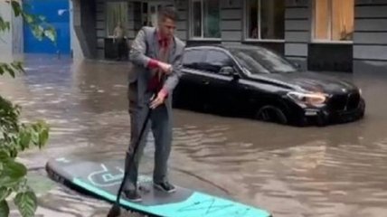 В затопленном ливнем Киеве появился свой "Посейдон" (видео)