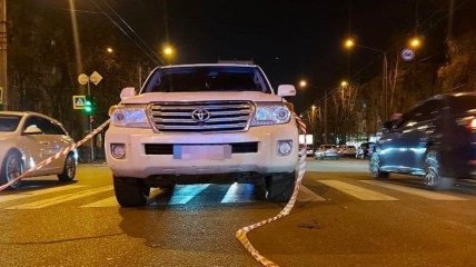 Toyota, под колесами которой оказались дети