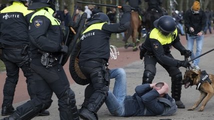 В ход пошли дубинки и водометы: в Нидерландах полиция жестоко разогнала митингующих против карантина (фото)