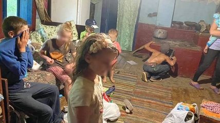 "Работают, как волы и боятся отца": в лесу на Буковине в нищете живет семья, в которой семеро детей