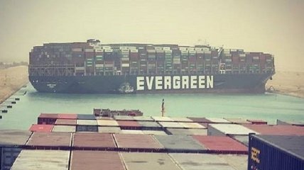 Огромный корабль заблокировал Суэцкий канал в Египте: что произошло (фото и видео)