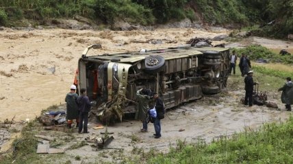 В Китае упал мост: автобус и авто оказались в реке 