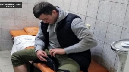 Сотрясение, раны и переломы: сеть возмутило жестокое нападение на врача в Киеве