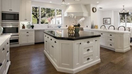Сияющая чистота в потрясающем разнообразии стилей: великолепные кухни в белом цвете (Фото)