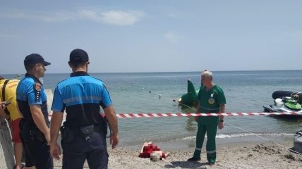 Еще полчаса до ЧП была живой: на популярном пляже в Одессе загадочно погибла женщина (фото 18+)