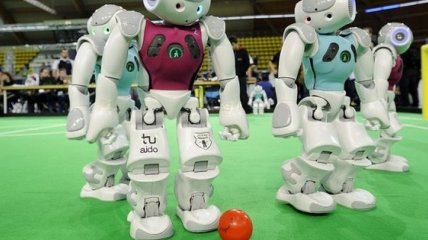 Футбольная команда роботов сможет обыграть людей к 2050 году (Видео)
