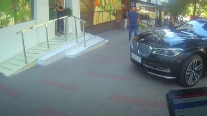 В Киеве предприниматель набросился на инспектора с газовым баллончиком (видео)