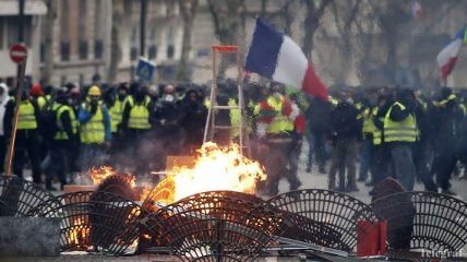 Протесты во Франции: Макрон обратится к народу