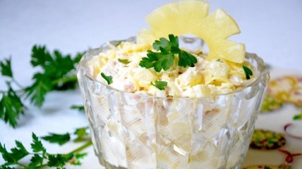 Праздничные салаты с ананасом - рецепты с фото