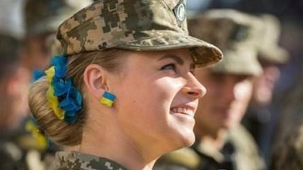 Порошенко: Женщины-военнослужащие намного ответственнее мужчин