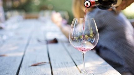 Диетологи назвали пользу вина для женской фигуры