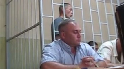 Обвиняемый порезал себе вены во время заседания суда (Видео)