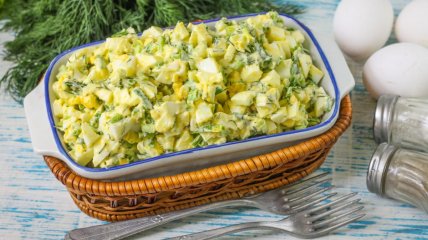 Салат из зеленого лука и яиц (видео)