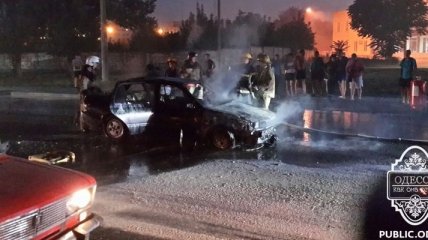 Во время движения в Одессе загорелась машина